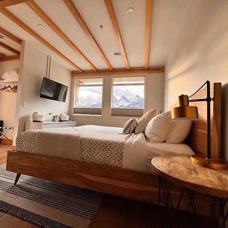Ravens Crest Lodge - Stunning Views Perfectly Located On Main Street Канмор Экстерьер фото