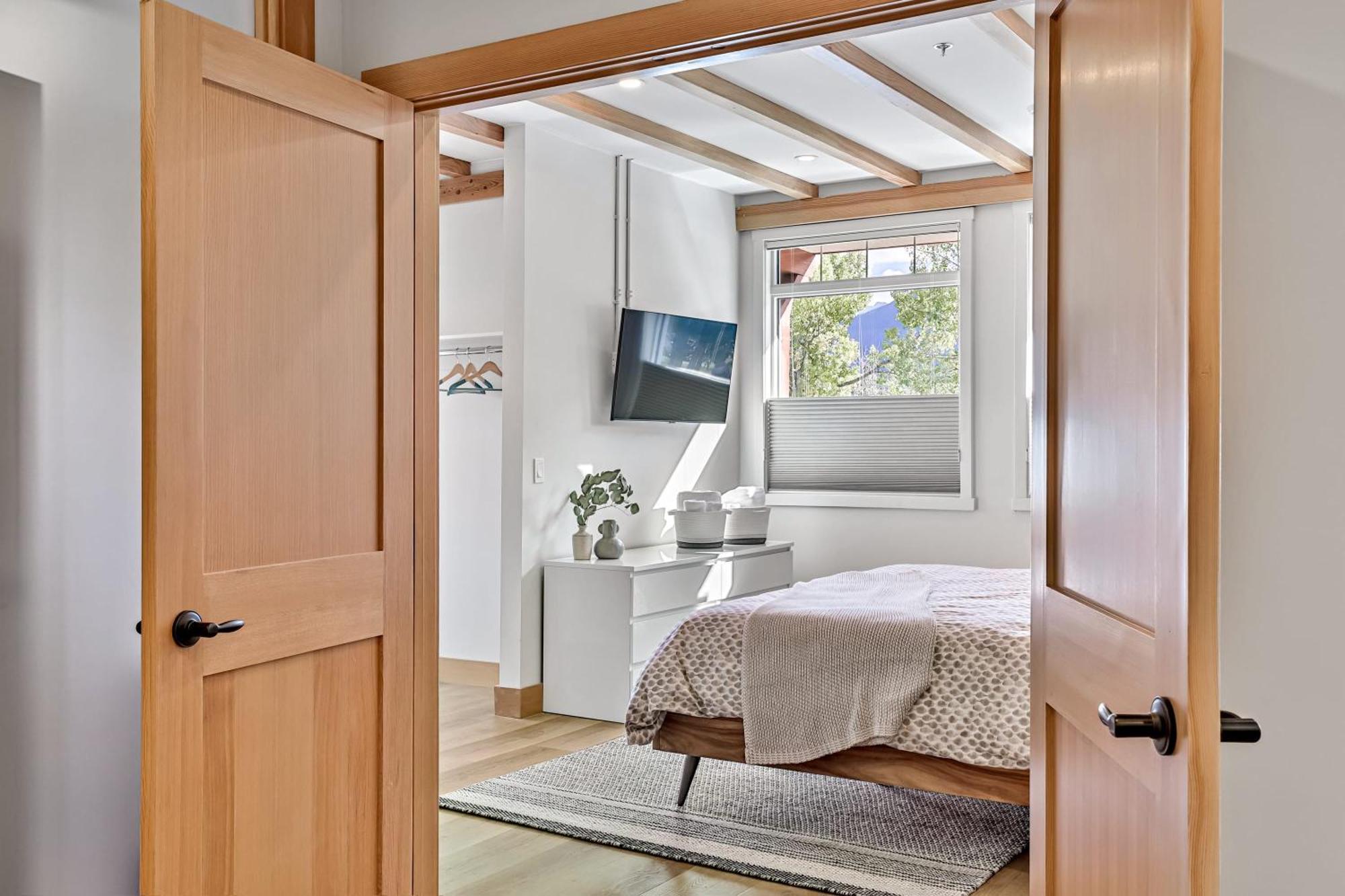 Ravens Crest Lodge - Stunning Views Perfectly Located On Main Street Канмор Экстерьер фото