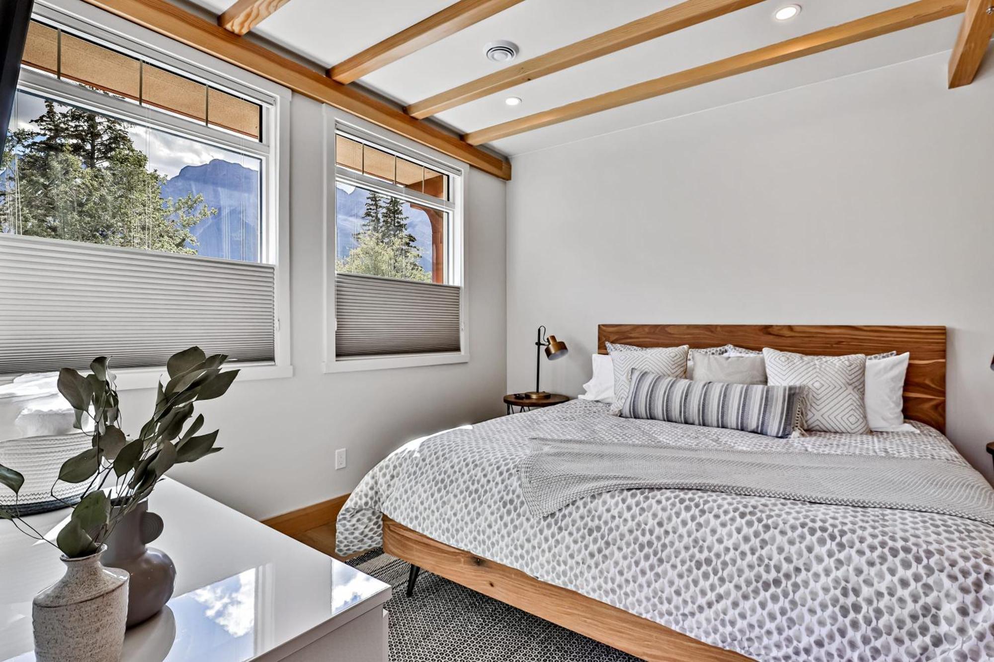 Ravens Crest Lodge - Stunning Views Perfectly Located On Main Street Канмор Экстерьер фото