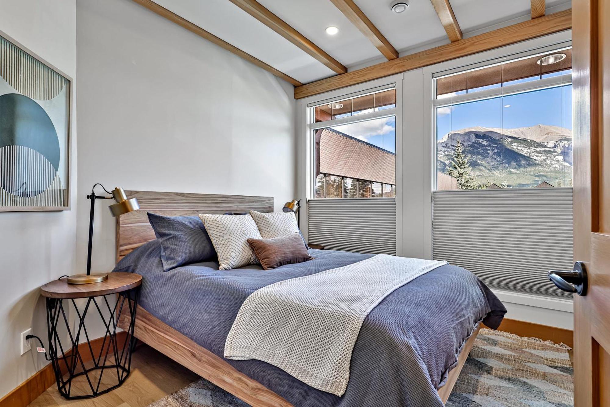 Ravens Crest Lodge - Stunning Views Perfectly Located On Main Street Канмор Экстерьер фото