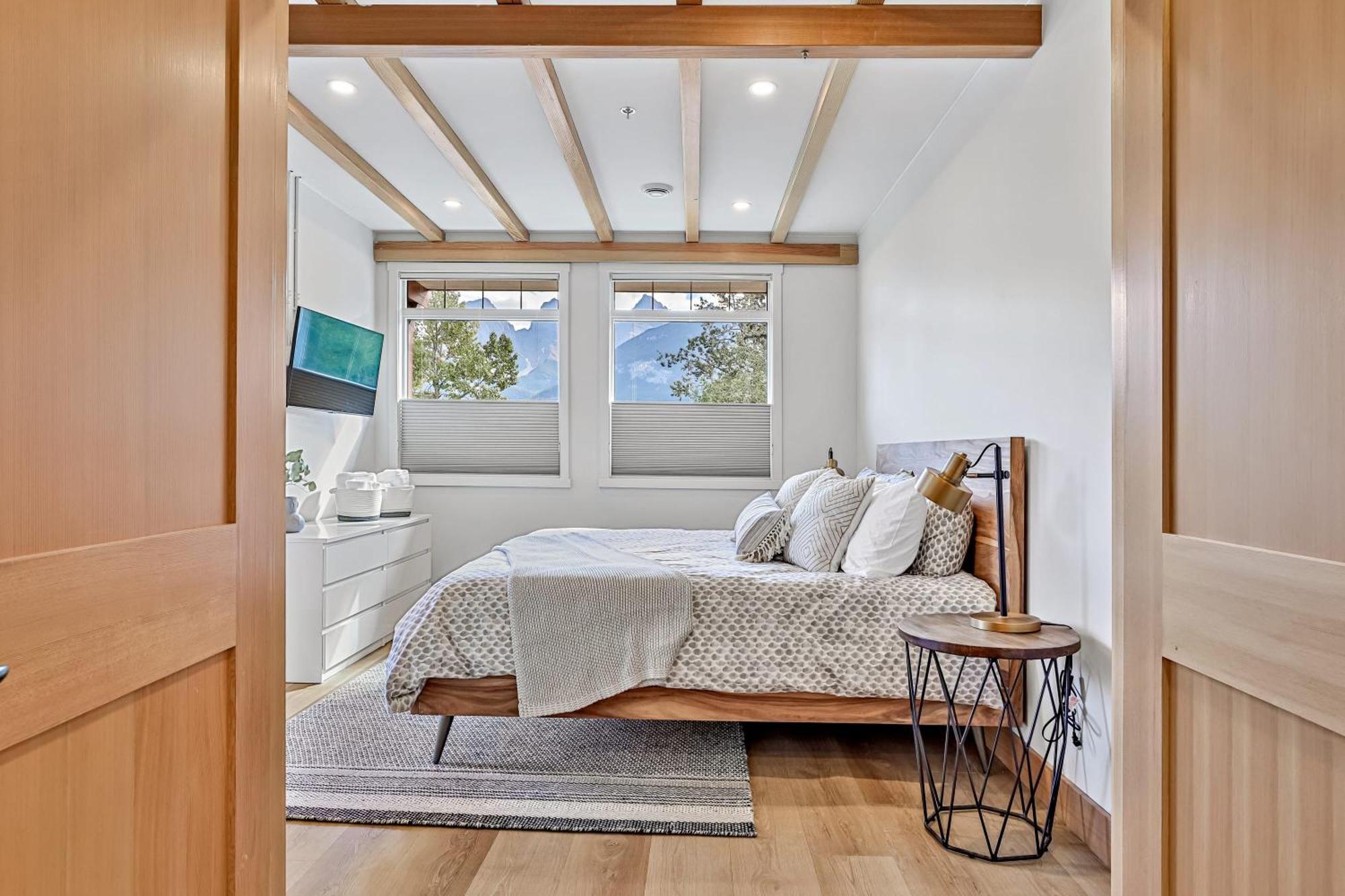 Ravens Crest Lodge - Stunning Views Perfectly Located On Main Street Канмор Экстерьер фото