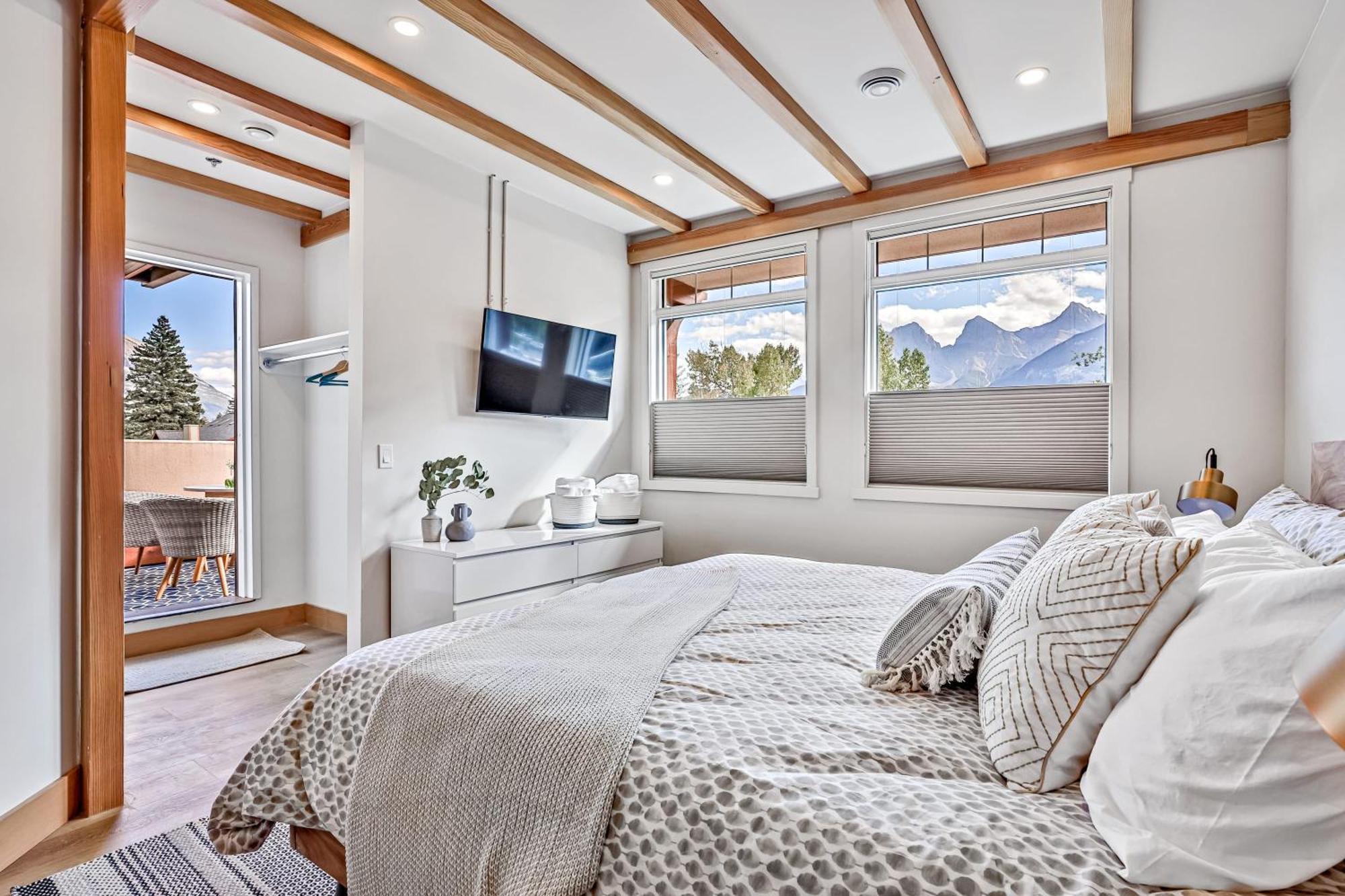 Ravens Crest Lodge - Stunning Views Perfectly Located On Main Street Канмор Экстерьер фото