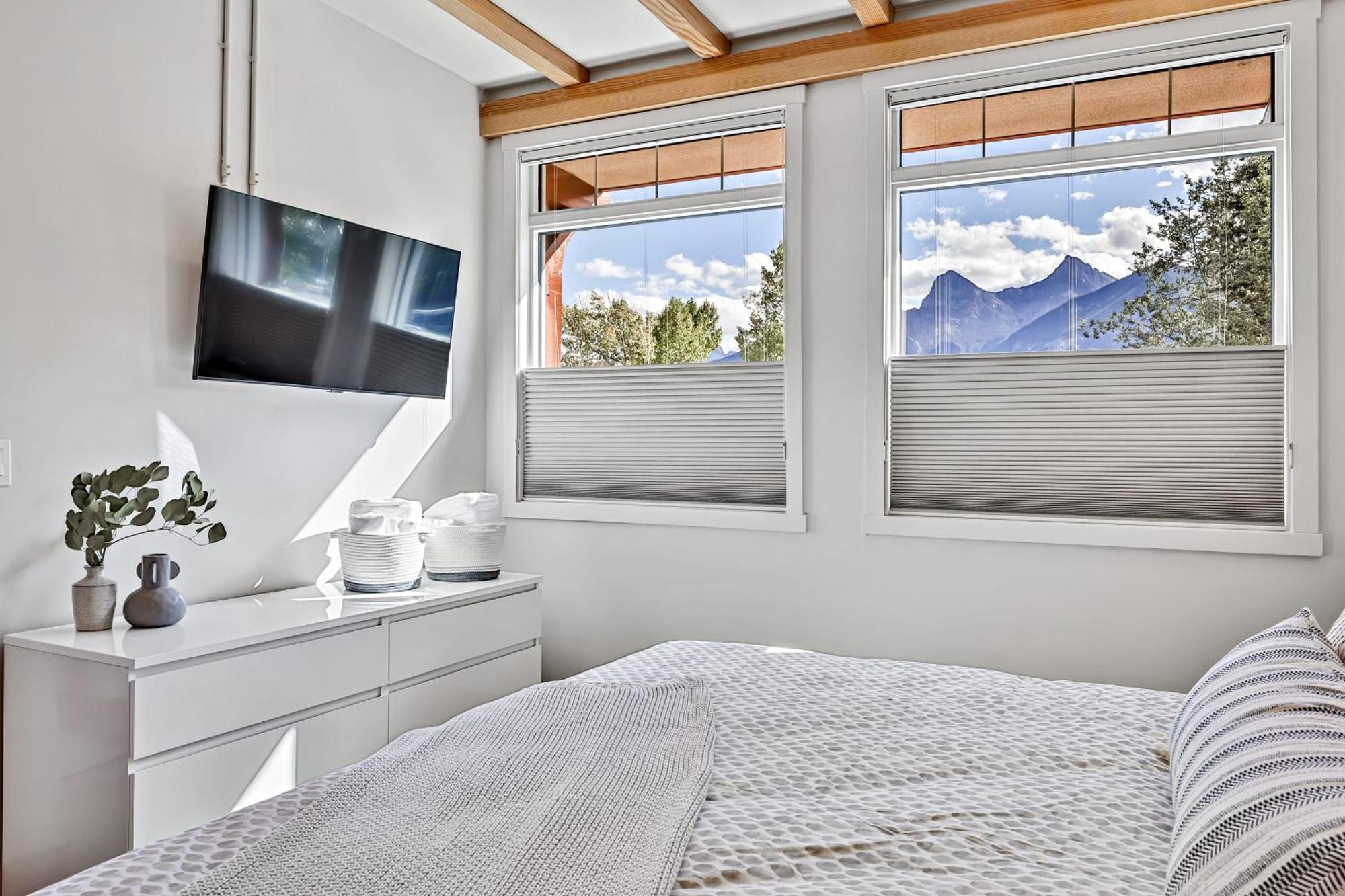 Ravens Crest Lodge - Stunning Views Perfectly Located On Main Street Канмор Экстерьер фото