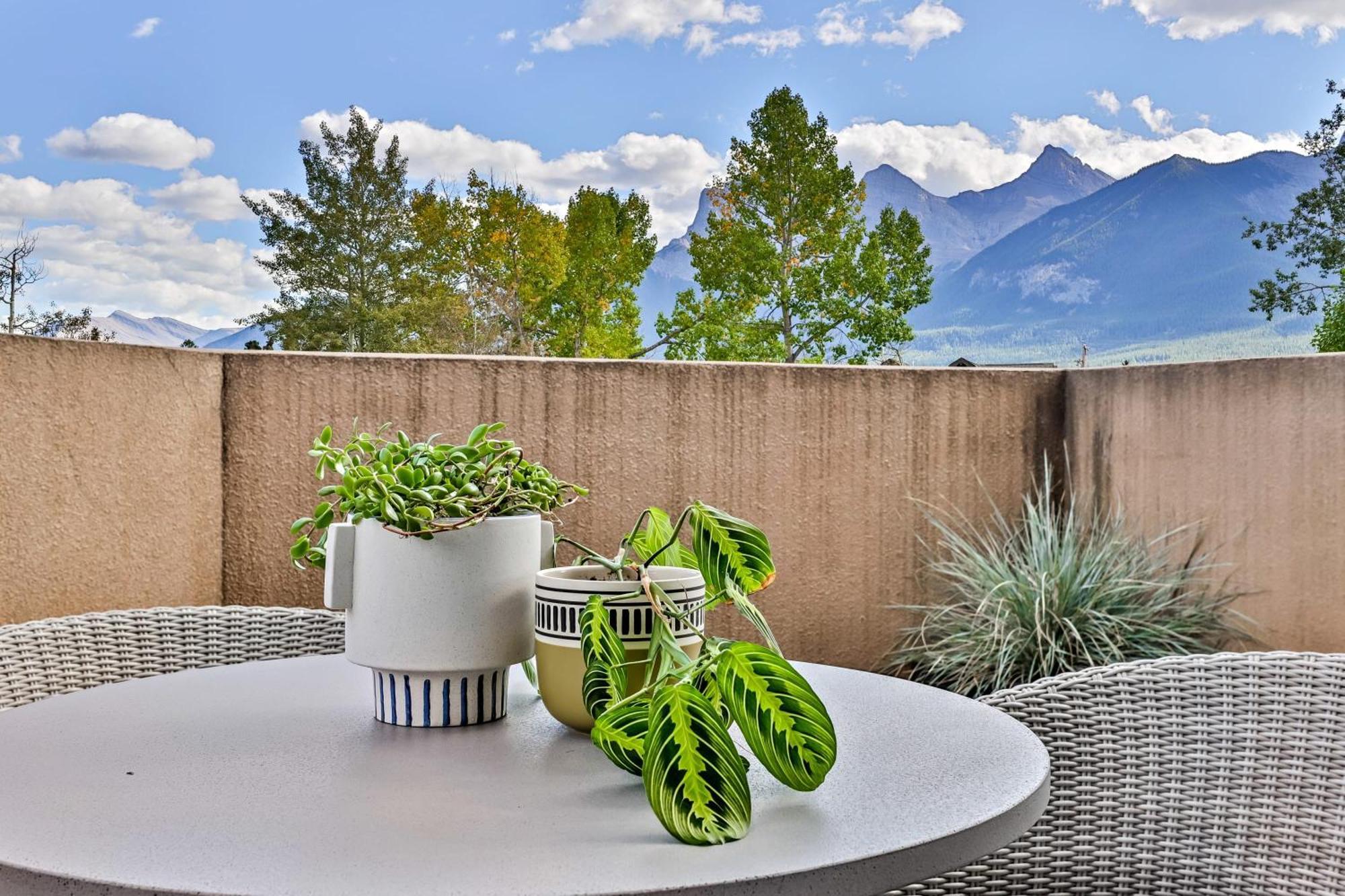 Ravens Crest Lodge - Stunning Views Perfectly Located On Main Street Канмор Экстерьер фото