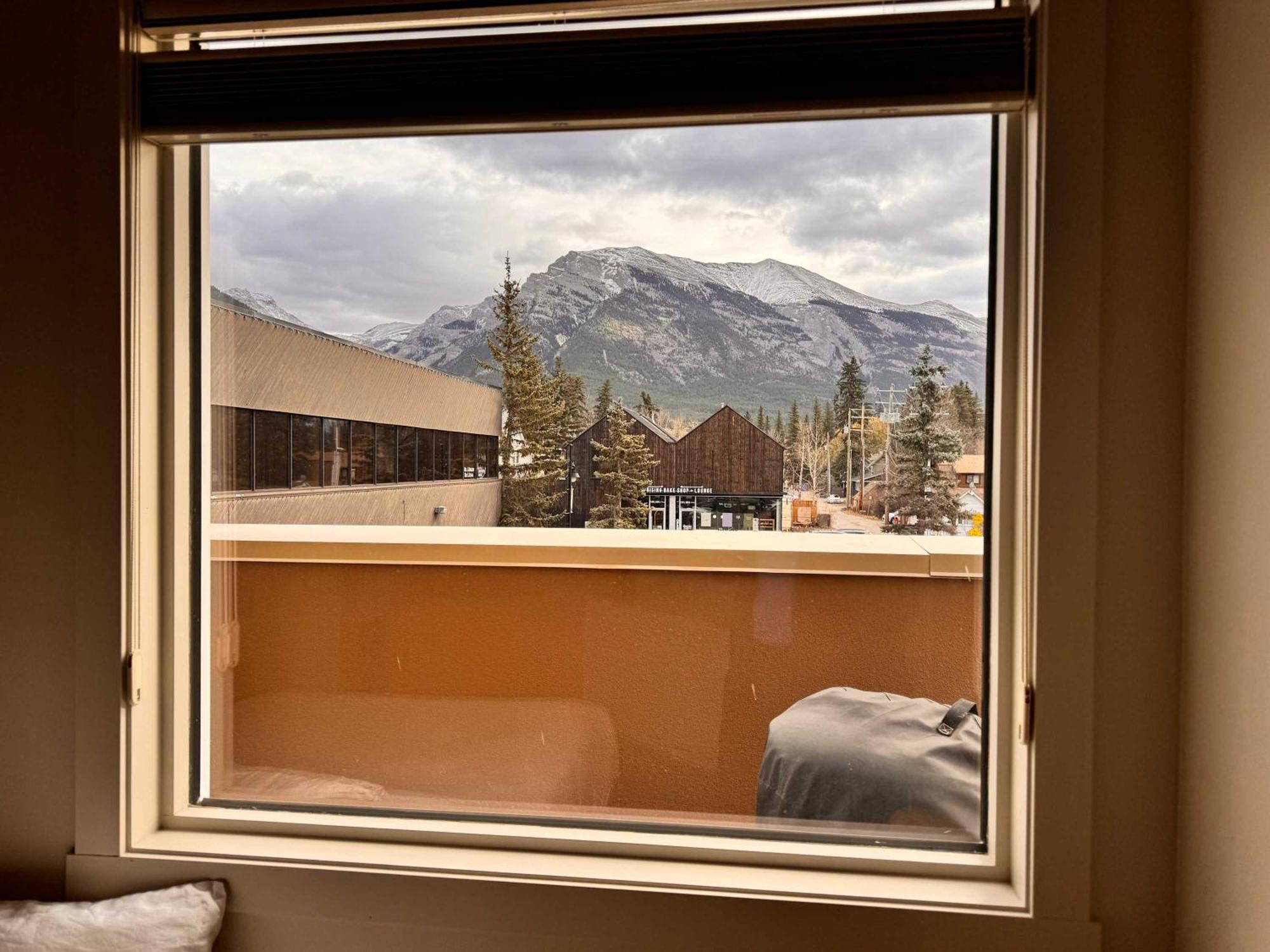 Ravens Crest Lodge - Stunning Views Perfectly Located On Main Street Канмор Экстерьер фото