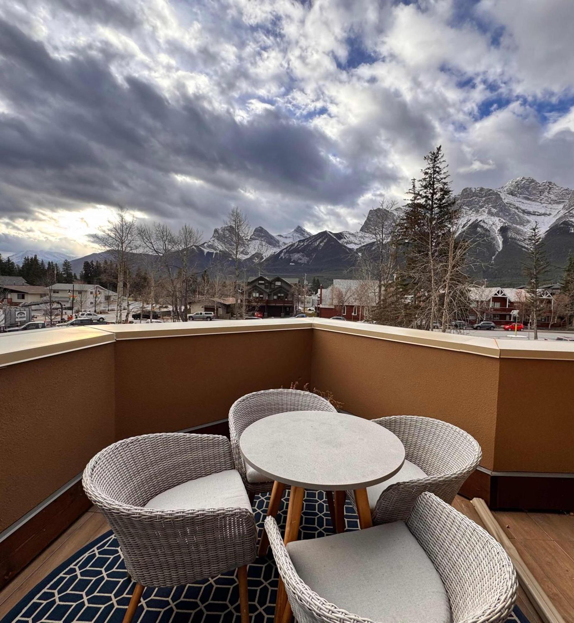 Ravens Crest Lodge - Stunning Views Perfectly Located On Main Street Канмор Экстерьер фото
