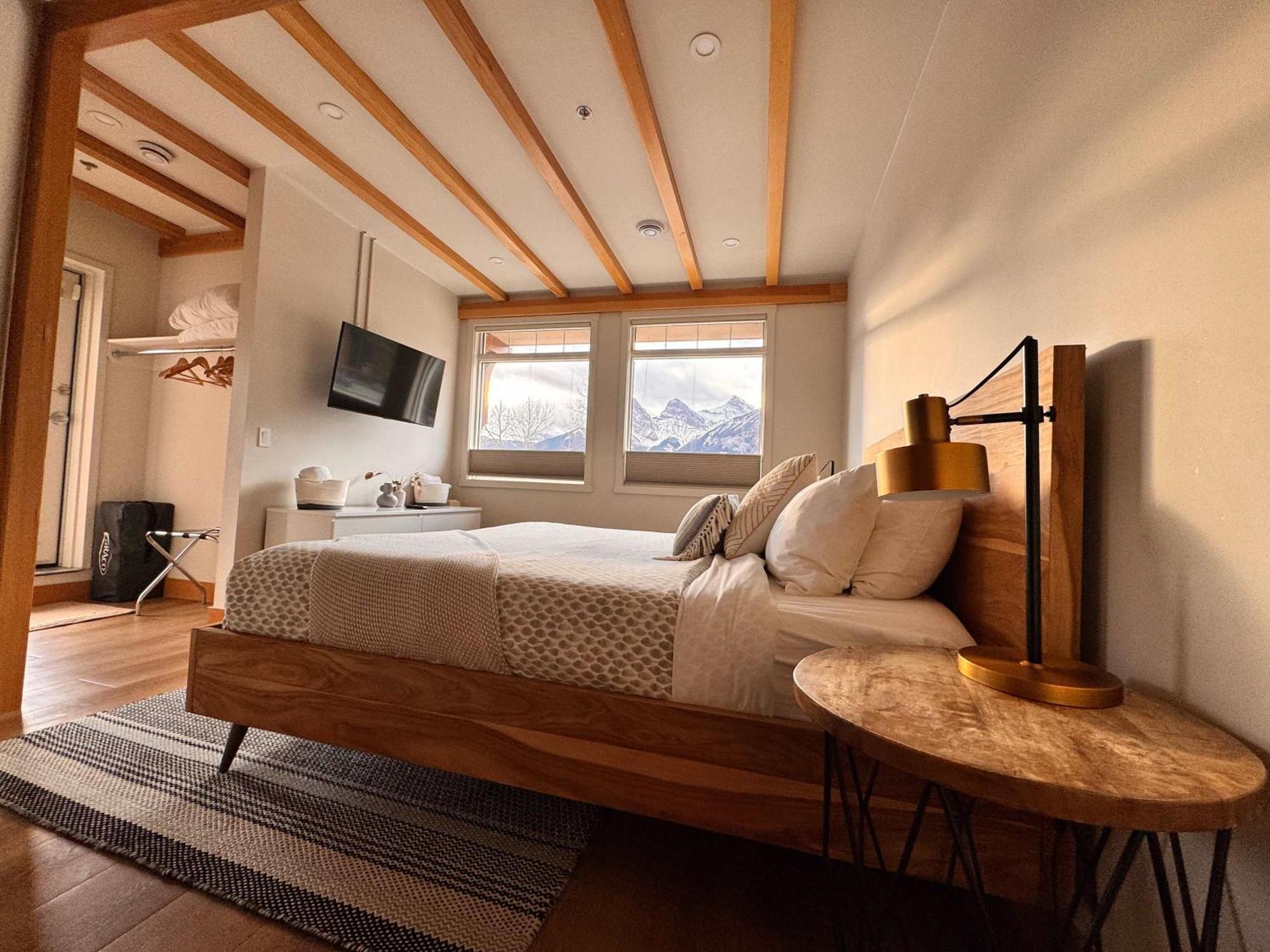 Ravens Crest Lodge - Stunning Views Perfectly Located On Main Street Канмор Экстерьер фото