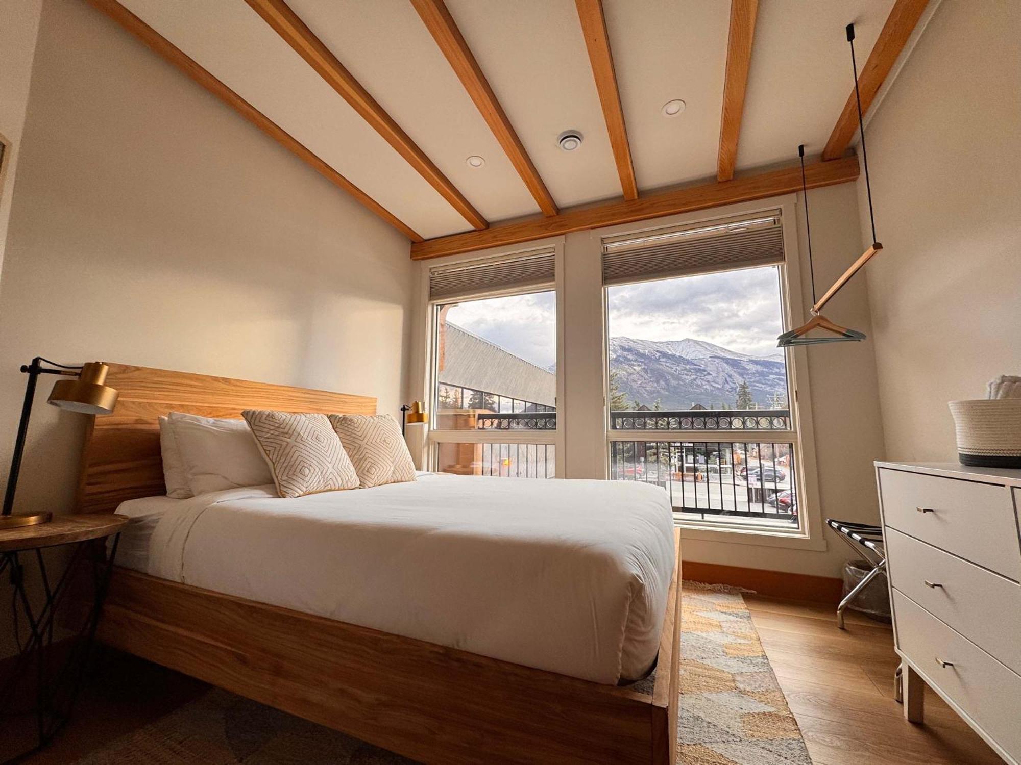 Ravens Crest Lodge - Stunning Views Perfectly Located On Main Street Канмор Экстерьер фото